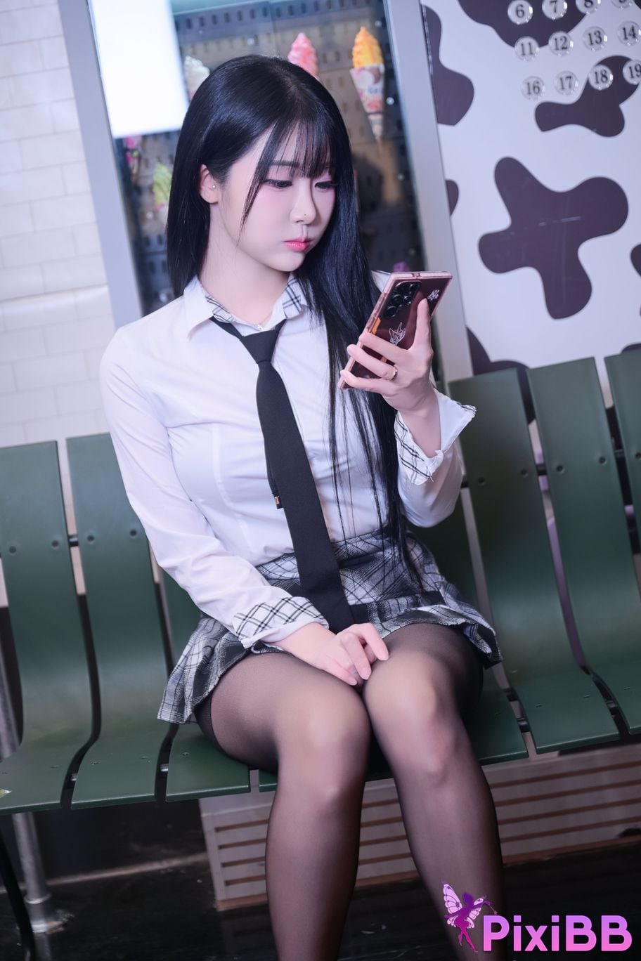 Bomi Schoolgirl In The Subway PixiBB.COM 003