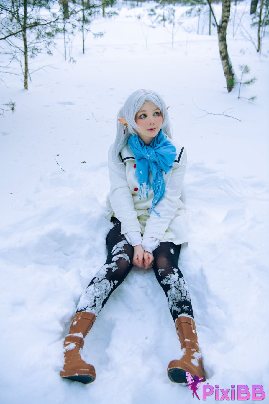 Tsuki Desu Frieren PixiBB.COM