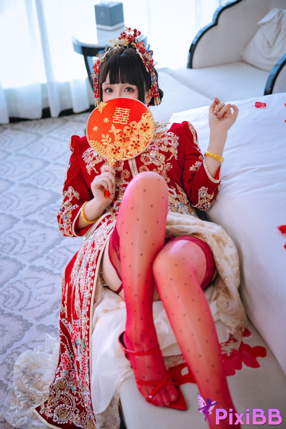 Cosplayer Hinajiao bridal chamber flowers and candles PixiBB.COM 002