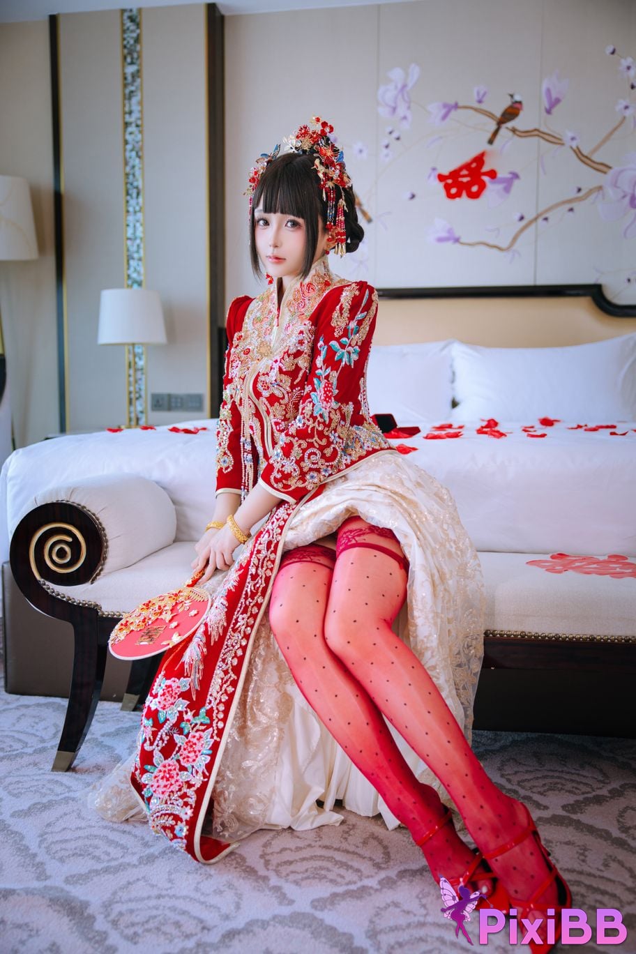 Cosplayer Hinajiao bridal chamber flowers and candles PixiBB.COM 024