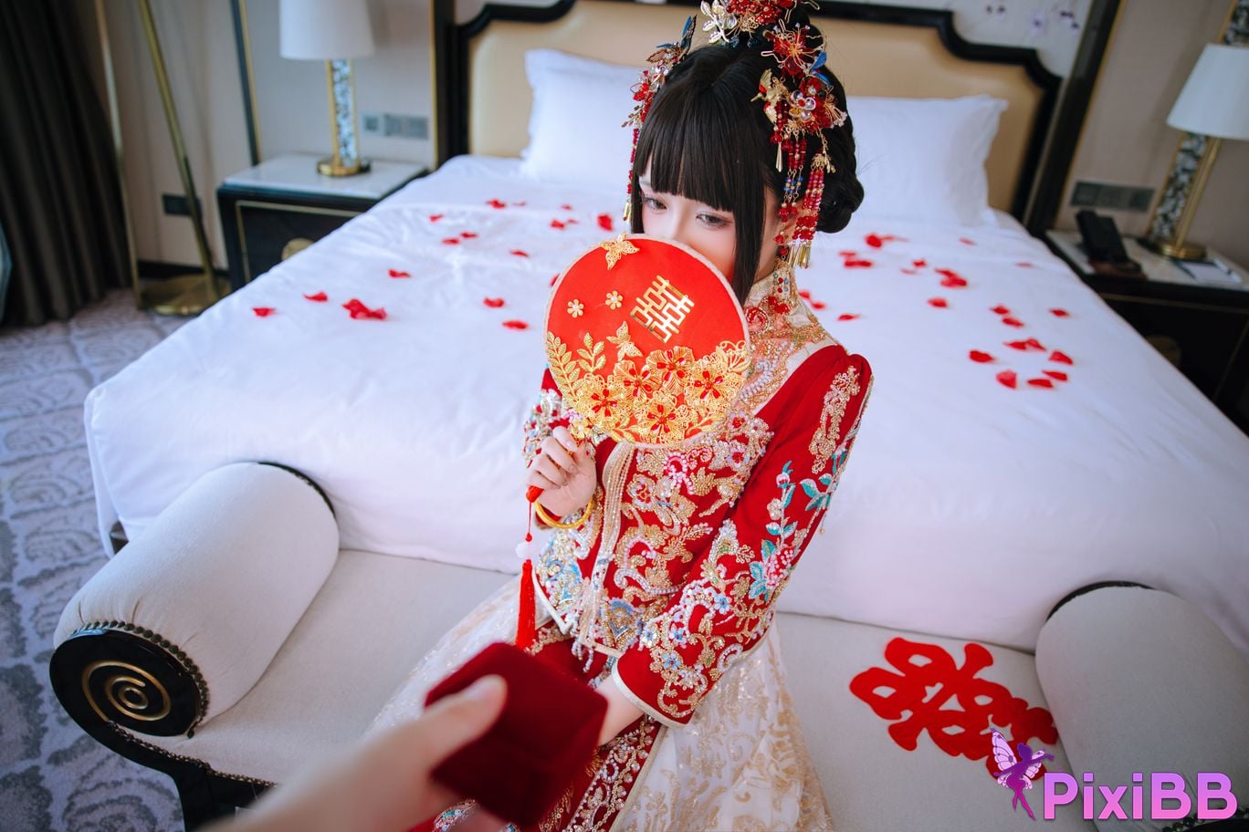 Cosplayer Hinajiao bridal chamber flowers and candles PixiBB.COM 035