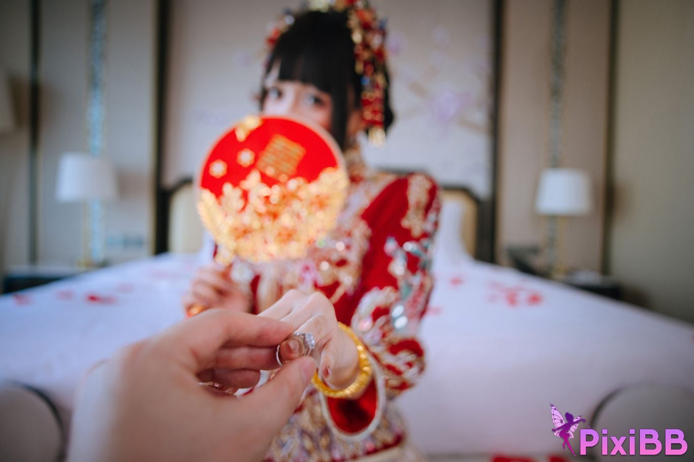 Cosplayer Hinajiao bridal chamber flowers and candles PixiBB.COM 057