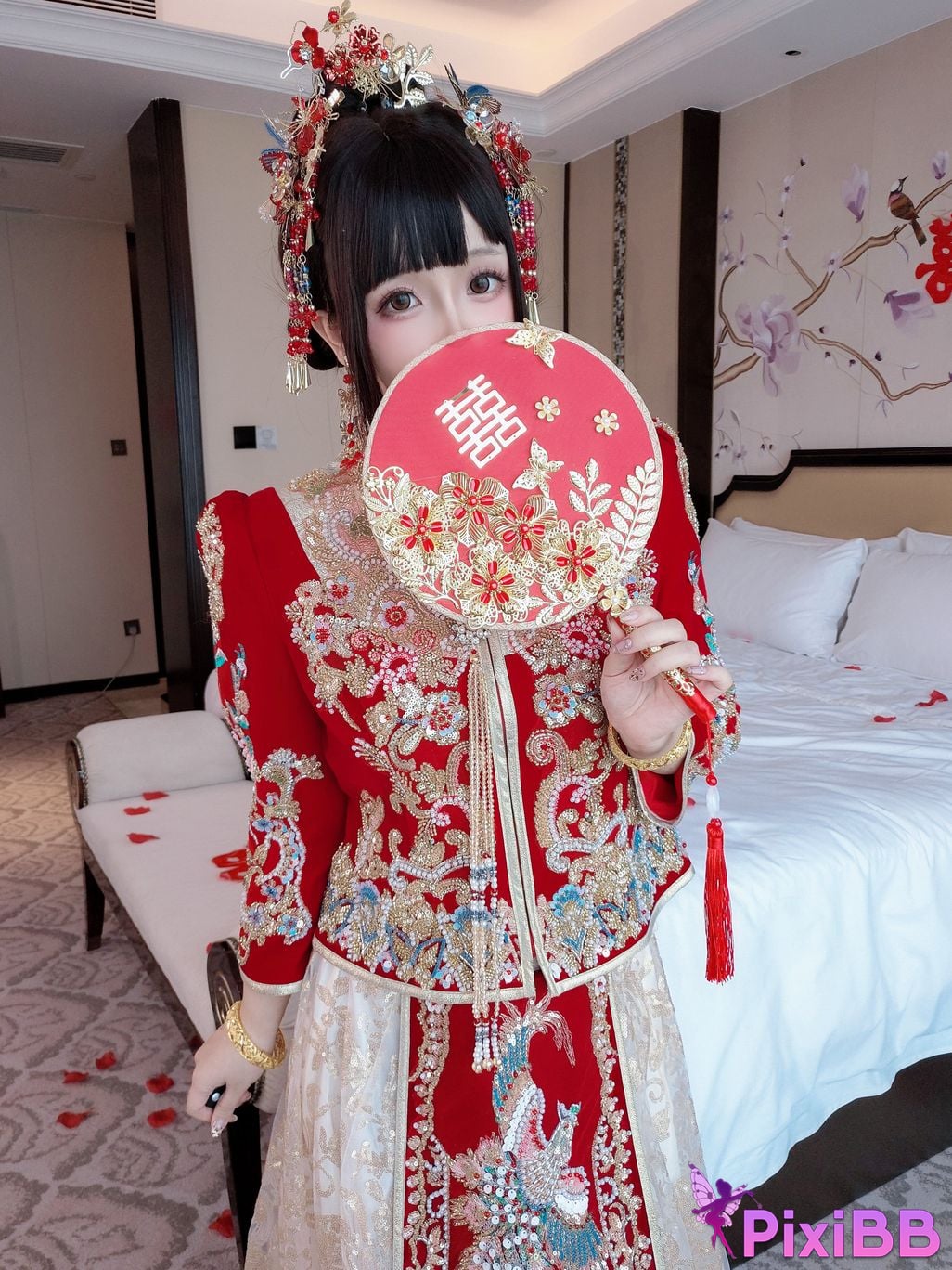 Cosplayer Hinajiao bridal chamber flowers and candles PixiBB.COM 073