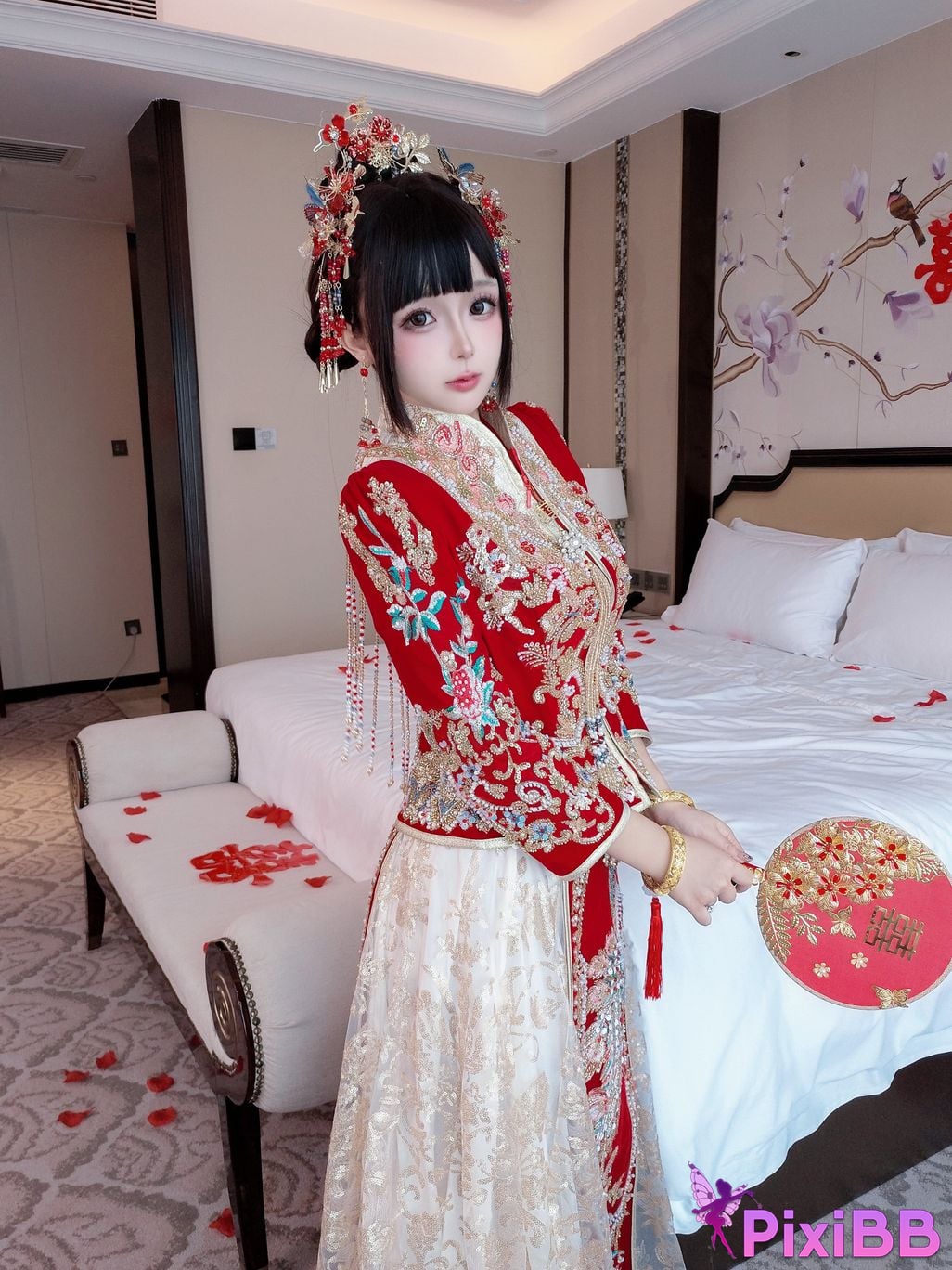 Cosplayer Hinajiao bridal chamber flowers and candles PixiBB.COM 074