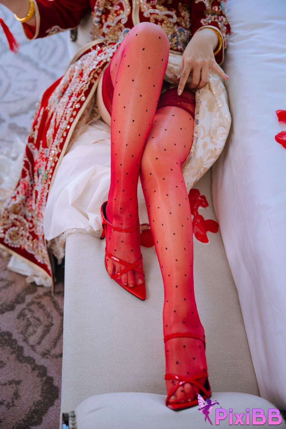 Cosplayer Hinajiao bridal chamber flowers and candles PixiBB.COM 079