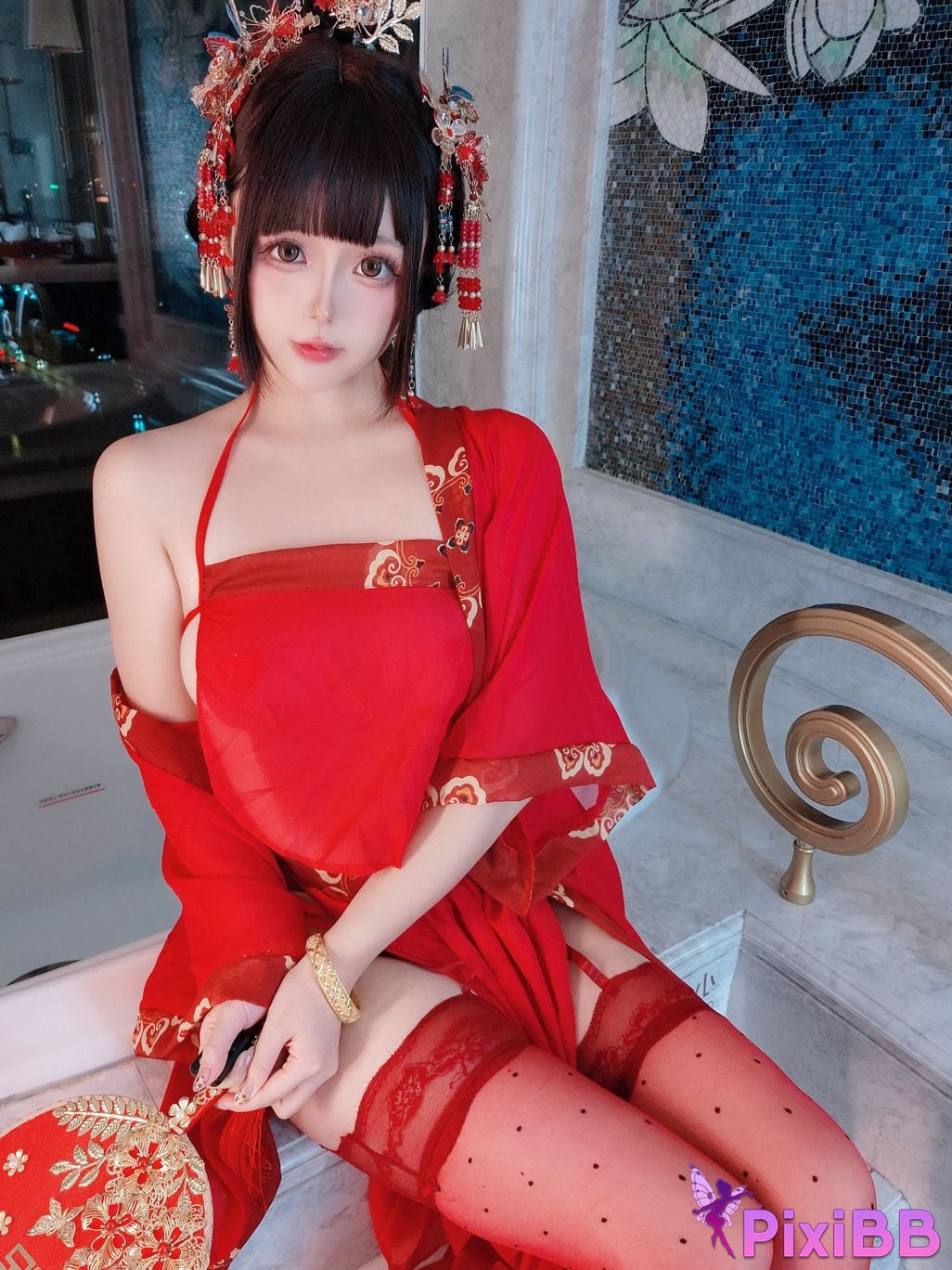 Cosplayer Hinajiao bridal chamber flowers and candles PixiBB.COM 084