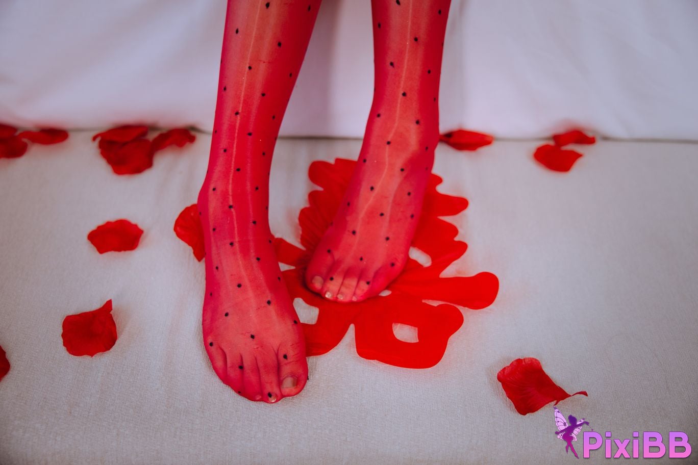 Cosplayer Hinajiao bridal chamber flowers and candles PixiBB.COM 090