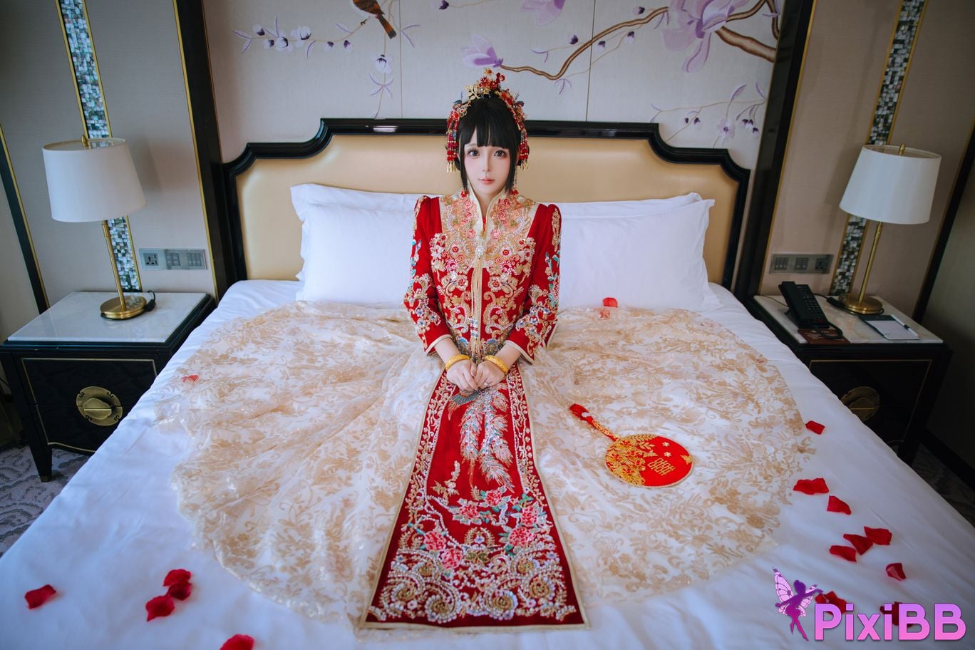 Cosplayer Hinajiao bridal chamber flowers and candles PixiBB.COM 095