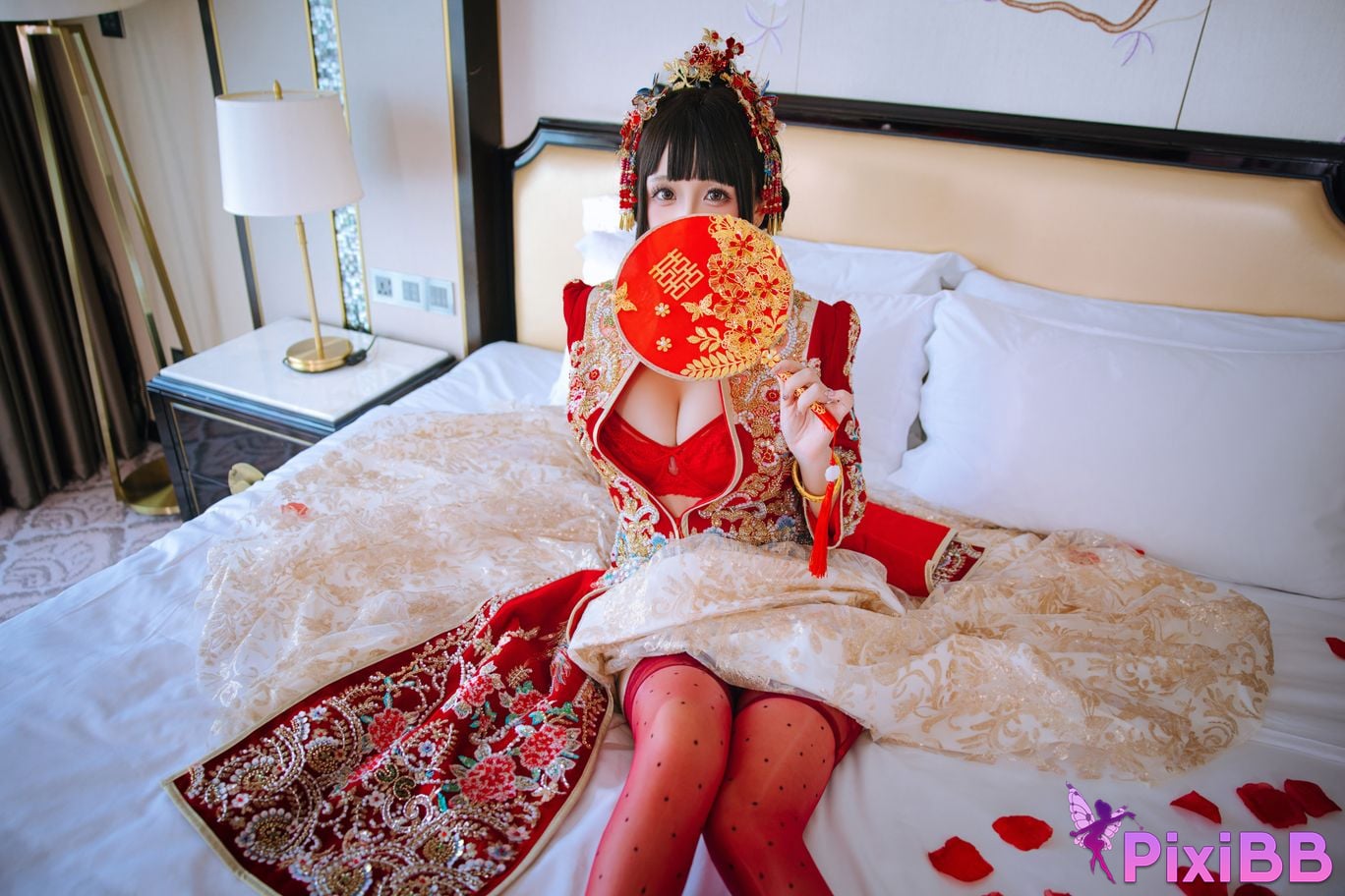 Cosplayer Hinajiao bridal chamber flowers and candles PixiBB.COM 097