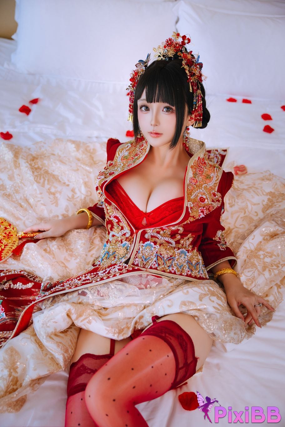 Cosplayer Hinajiao bridal chamber flowers and candles PixiBB.COM 101