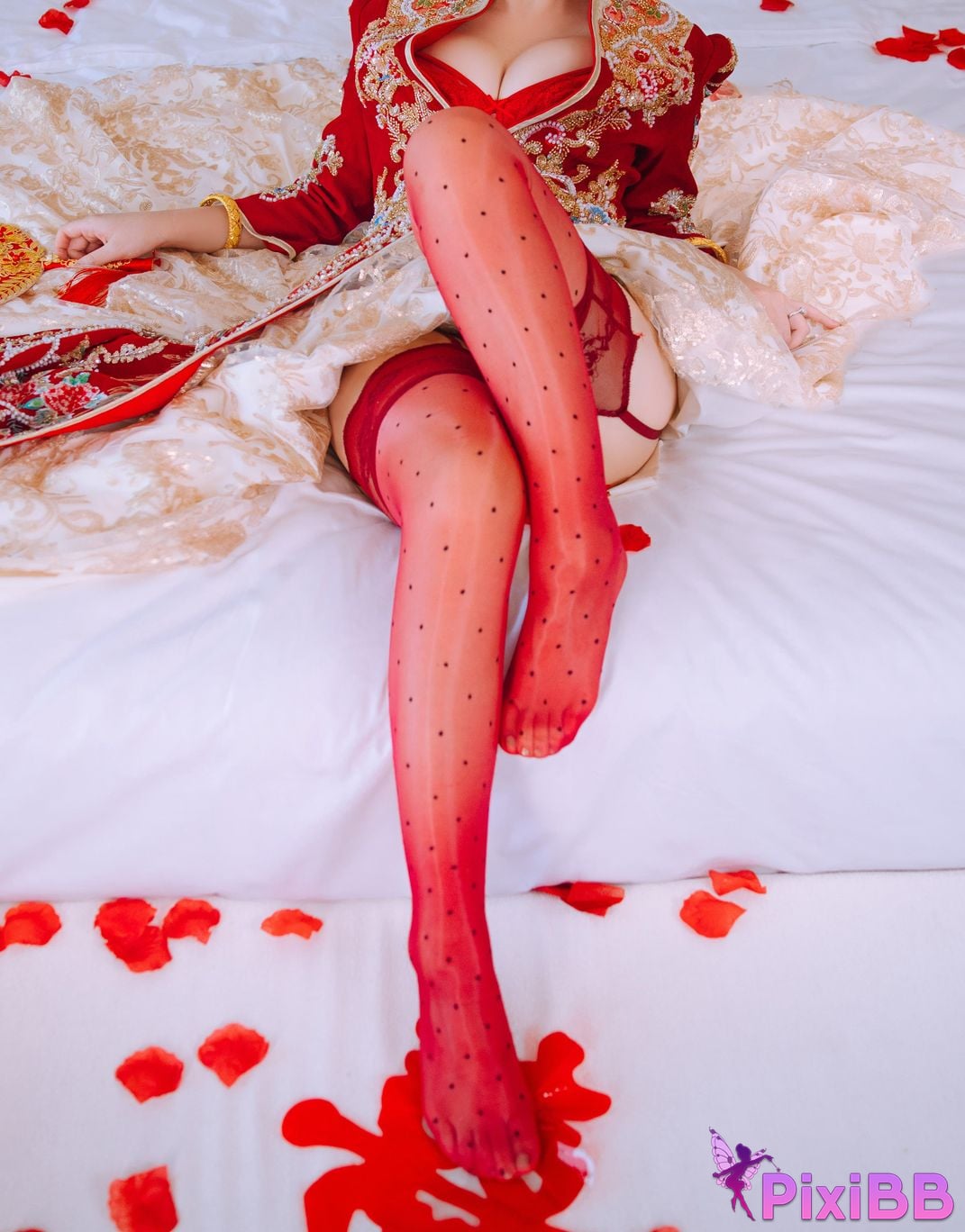 Cosplayer Hinajiao bridal chamber flowers and candles PixiBB.COM 102