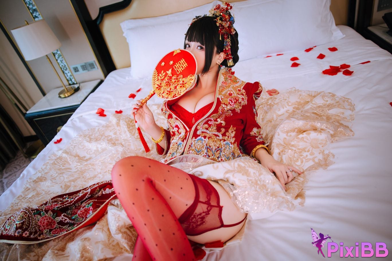 Cosplayer Hinajiao bridal chamber flowers and candles PixiBB.COM 103