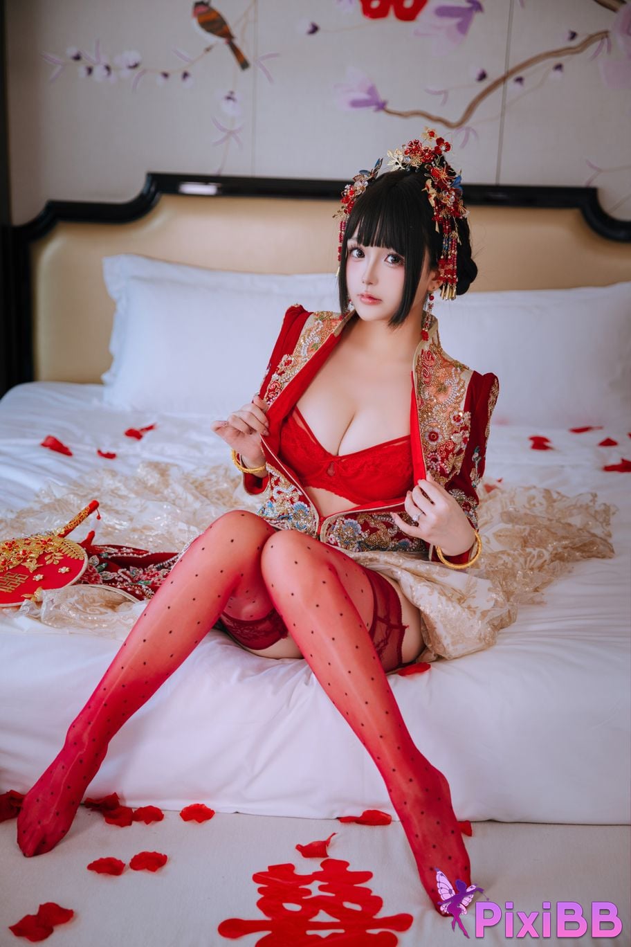 Cosplayer Hinajiao bridal chamber flowers and candles PixiBB.COM 107