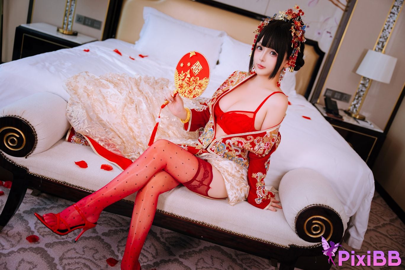 Cosplayer Hinajiao bridal chamber flowers and candles PixiBB.COM 108