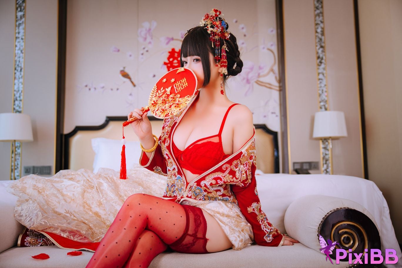 Cosplayer Hinajiao bridal chamber flowers and candles PixiBB.COM 109