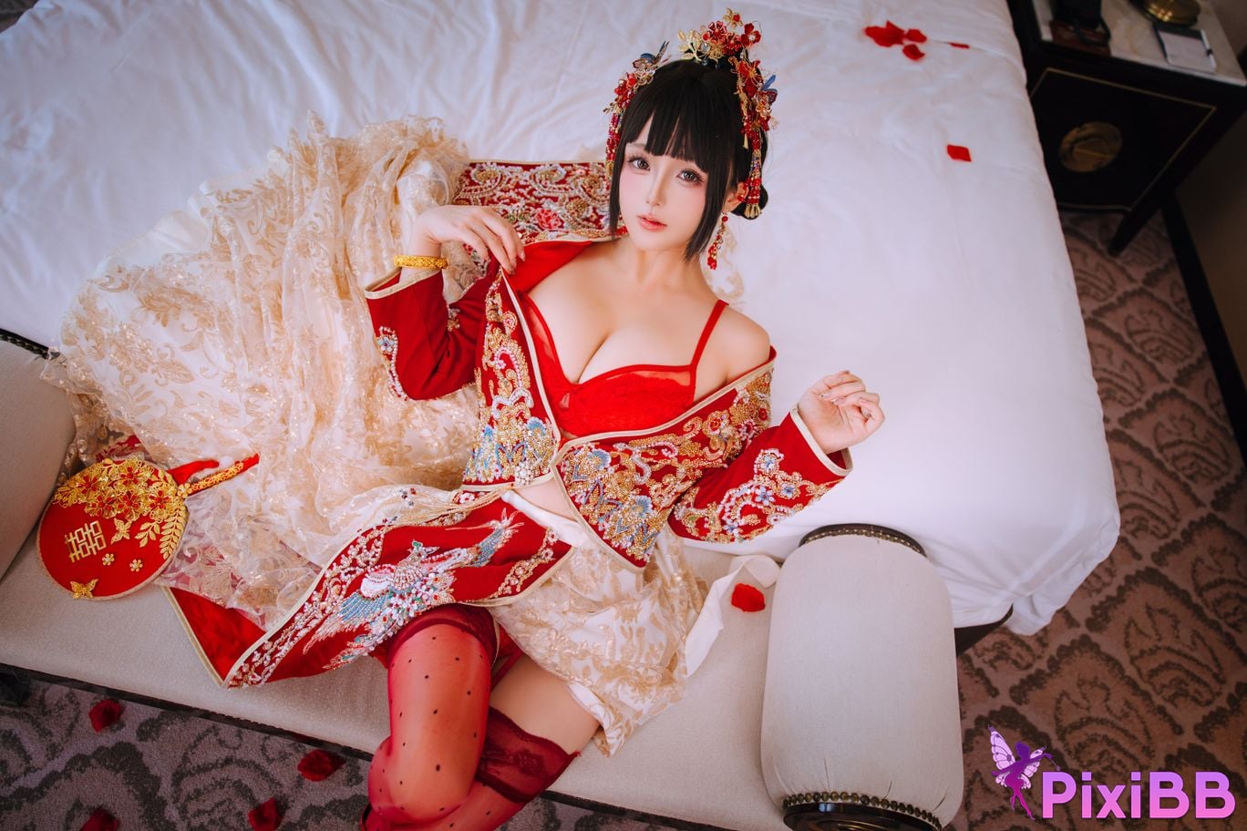 Cosplayer Hinajiao bridal chamber flowers and candles PixiBB.COM 110