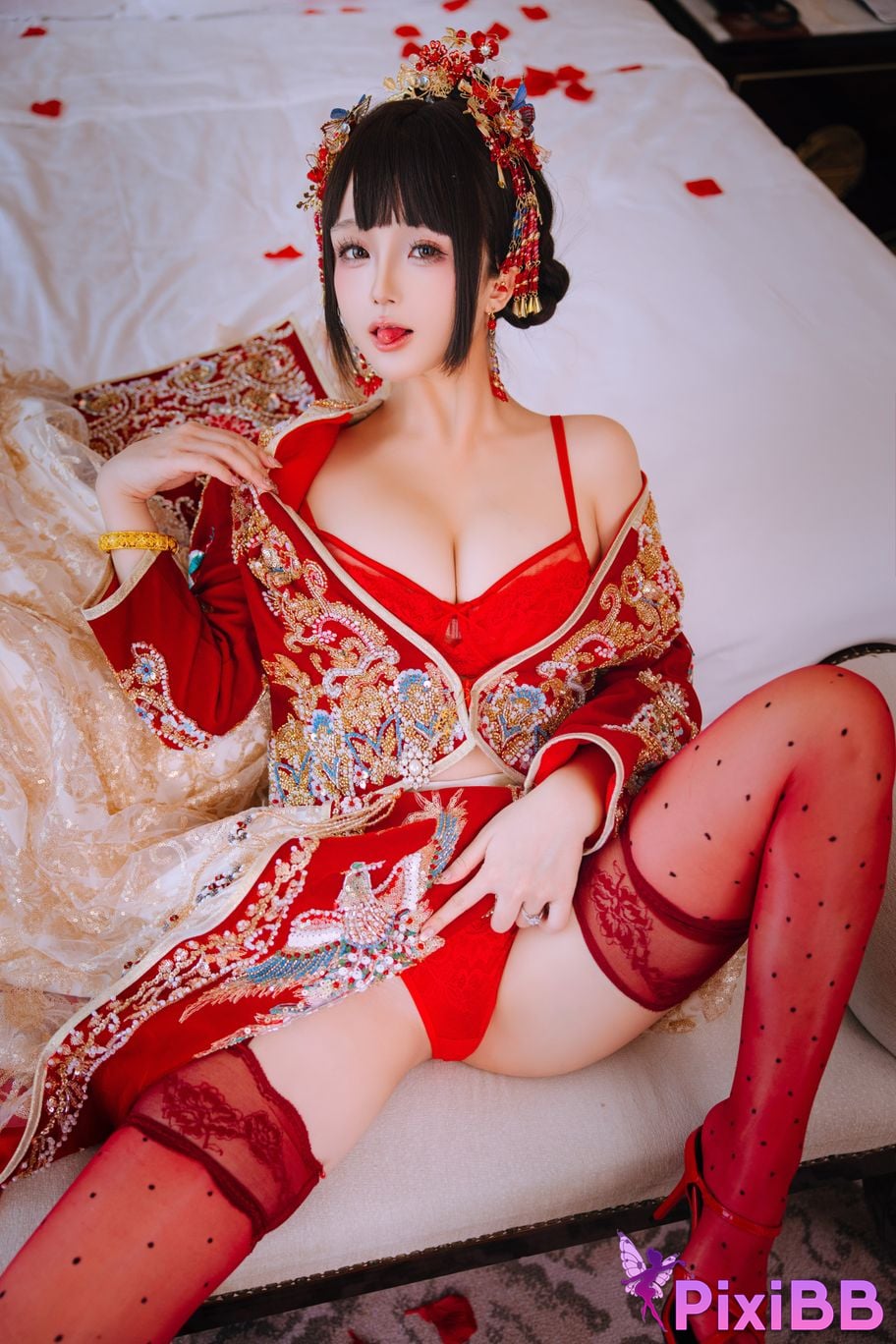 Cosplayer Hinajiao bridal chamber flowers and candles PixiBB.COM 112