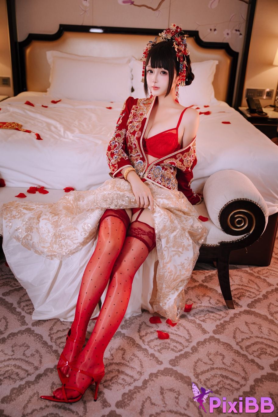 Cosplayer Hinajiao bridal chamber flowers and candles PixiBB.COM 114