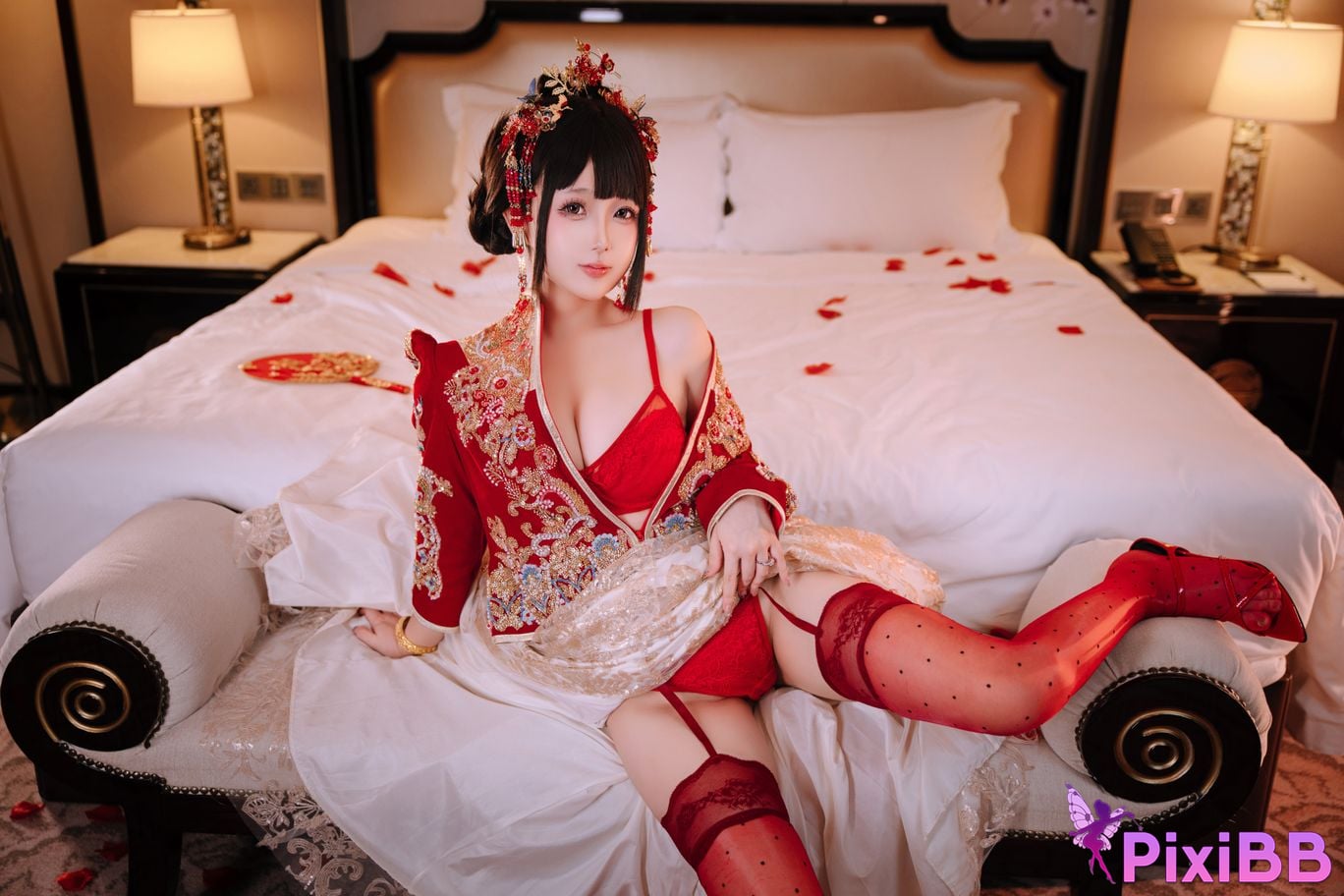 Cosplayer Hinajiao bridal chamber flowers and candles PixiBB.COM 116