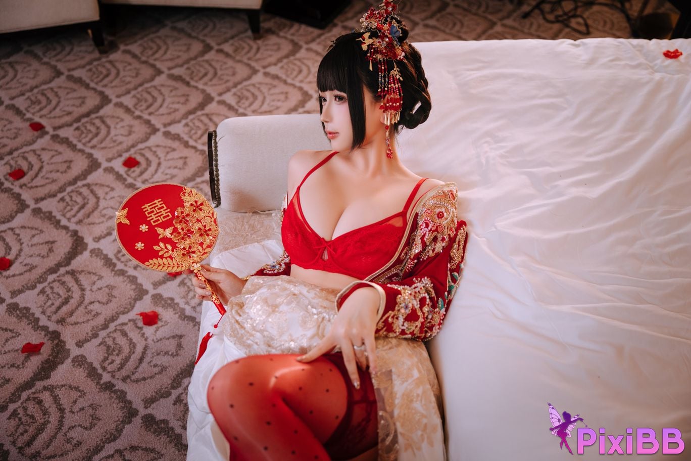 Cosplayer Hinajiao bridal chamber flowers and candles PixiBB.COM 117