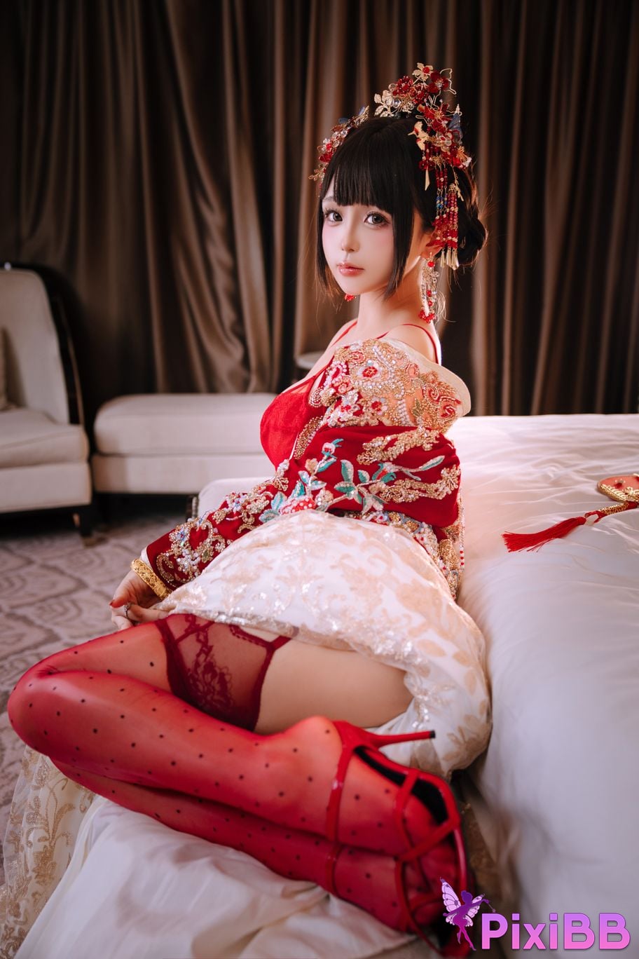 Cosplayer Hinajiao bridal chamber flowers and candles PixiBB.COM 118