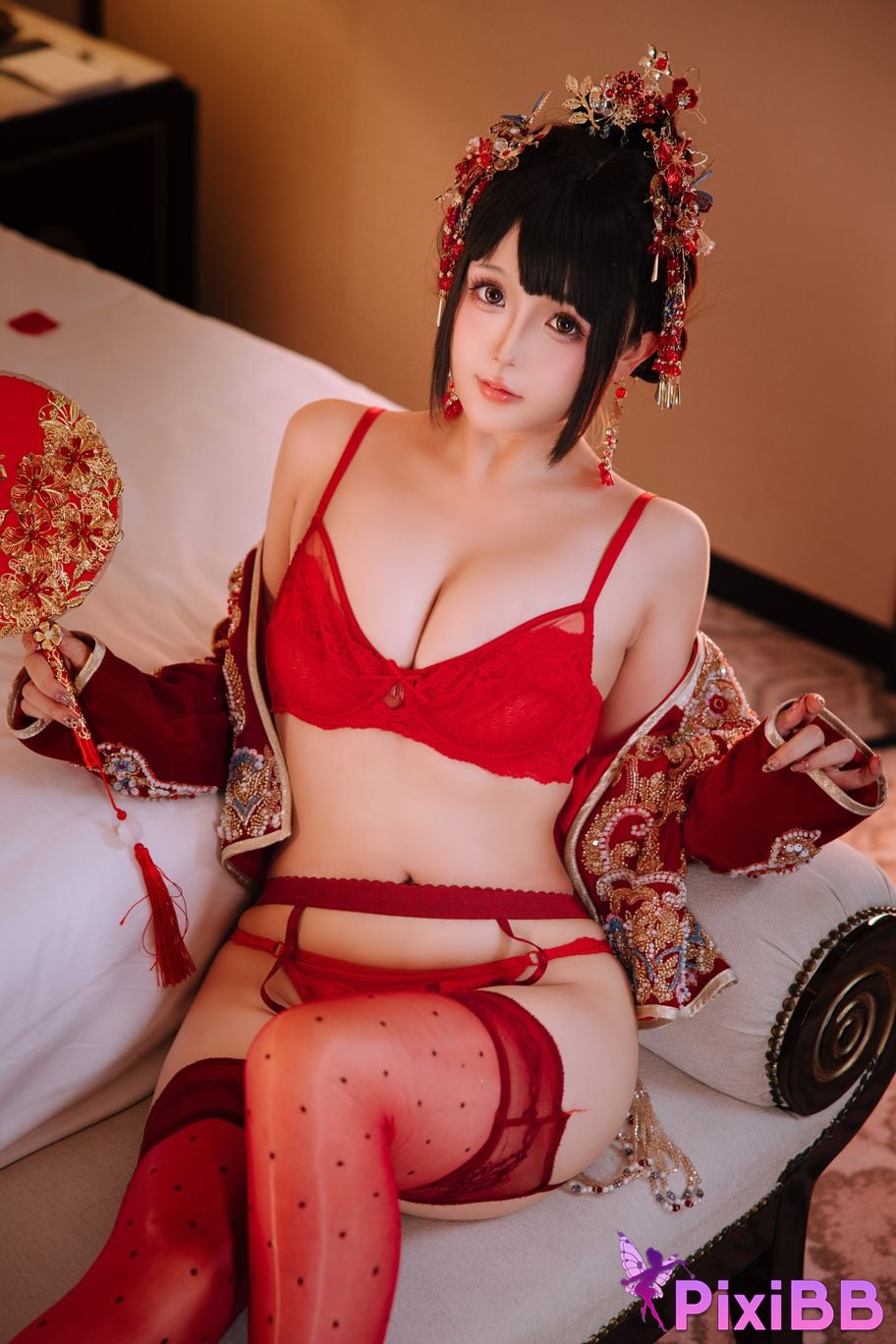 Cosplayer Hinajiao bridal chamber flowers and candles PixiBB.COM 120