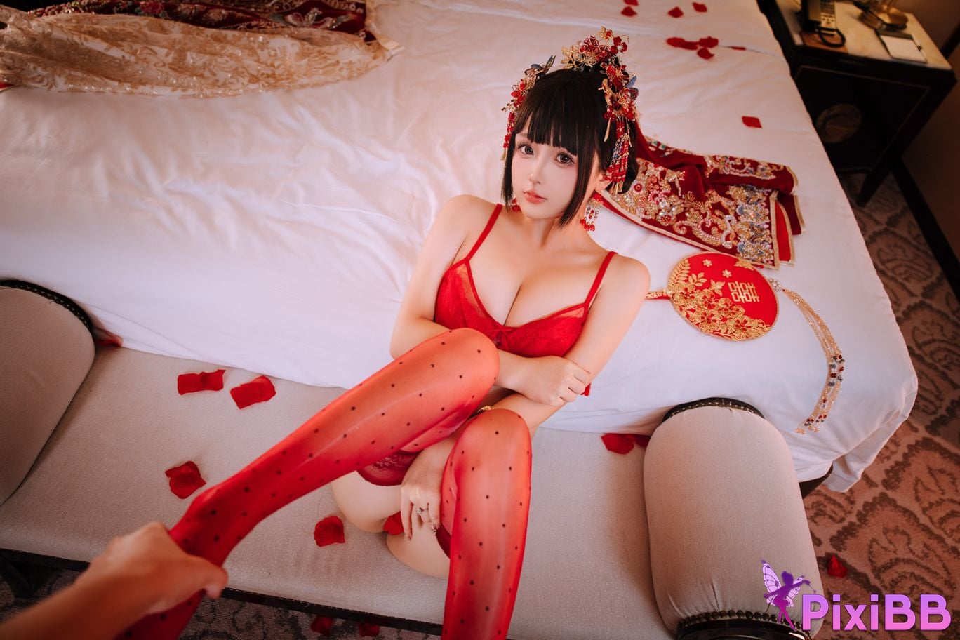 Cosplayer Hinajiao bridal chamber flowers and candles PixiBB.COM 124