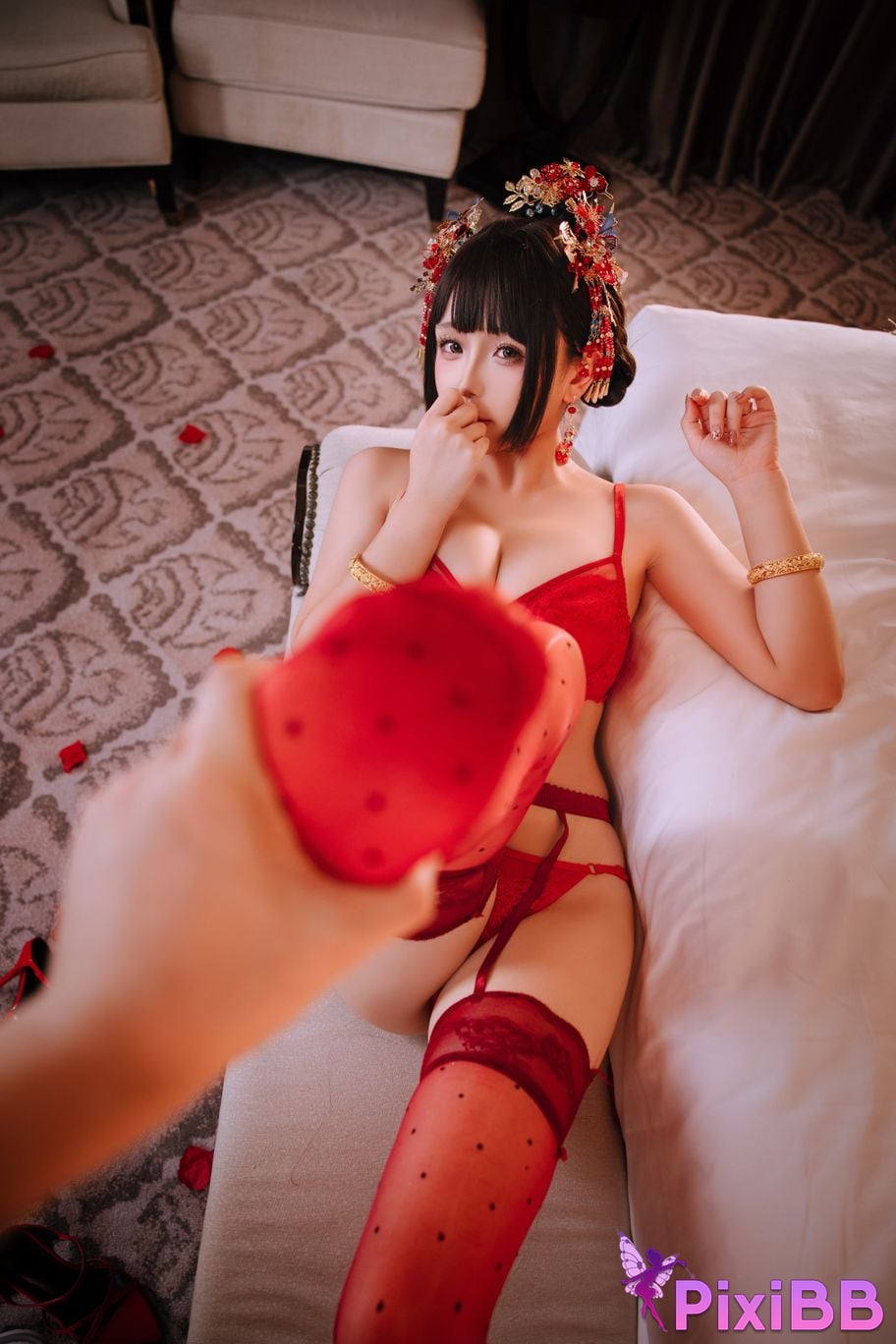 Cosplayer Hinajiao bridal chamber flowers and candles PixiBB.COM 127