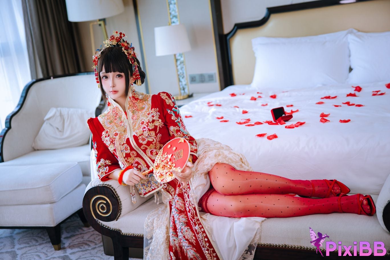 Cosplayer Hinajiao bridal chamber flowers and candles PixiBB.COM 137