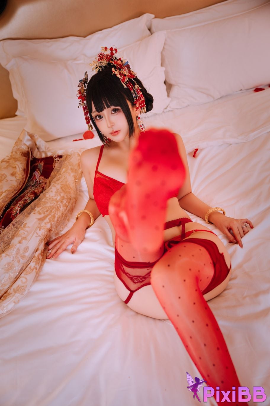 Cosplayer Hinajiao bridal chamber flowers and candles PixiBB.COM 142