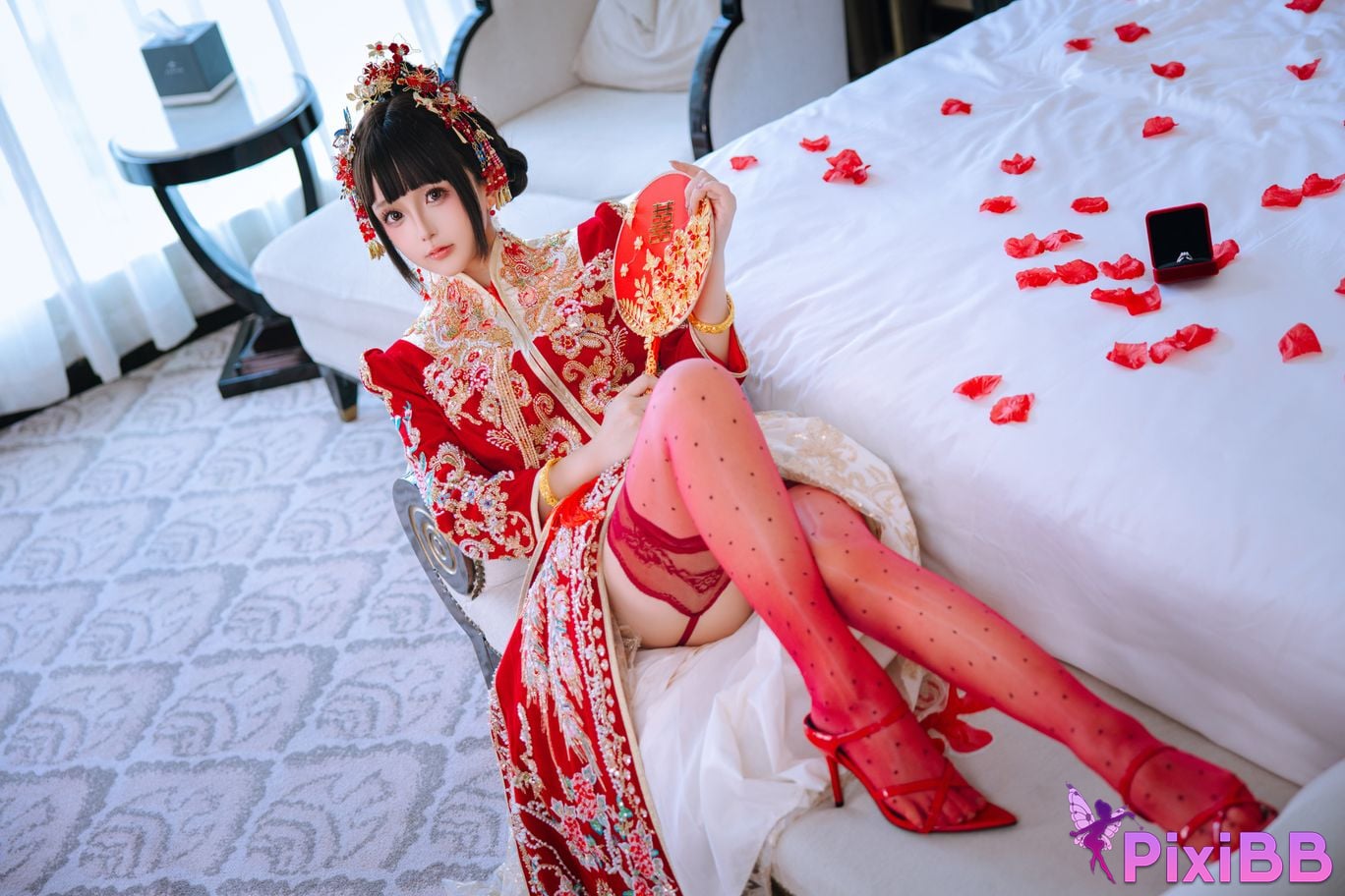 Cosplayer Hinajiao bridal chamber flowers and candles PixiBB.COM 148