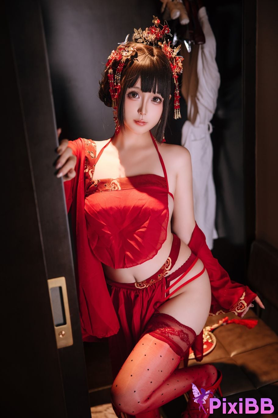 Cosplayer Hinajiao bridal chamber flowers and candles PixiBB.COM 150