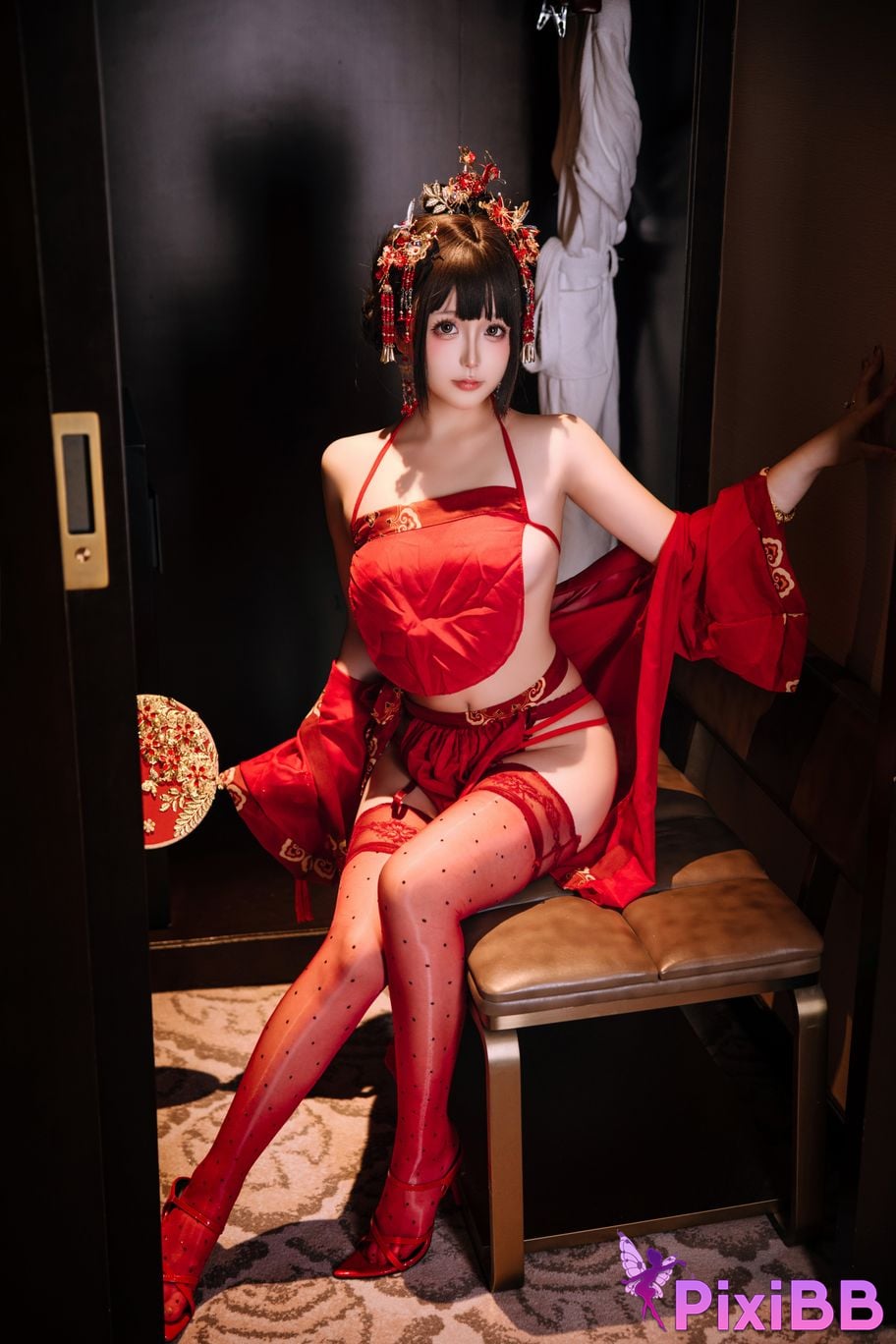 Cosplayer Hinajiao bridal chamber flowers and candles PixiBB.COM 151