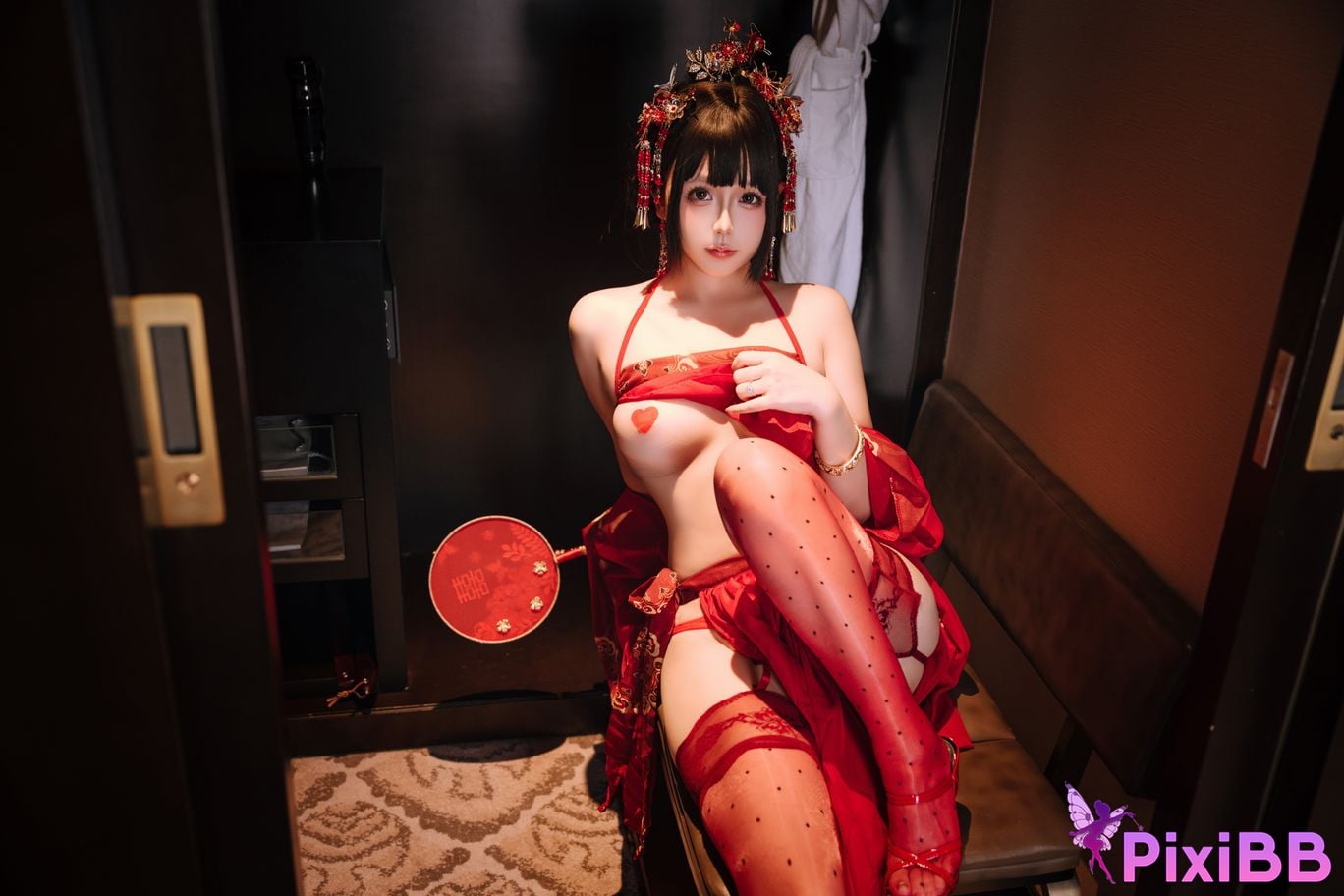 Cosplayer Hinajiao bridal chamber flowers and candles PixiBB.COM 153