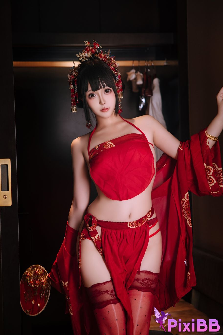 Cosplayer Hinajiao bridal chamber flowers and candles PixiBB.COM 158