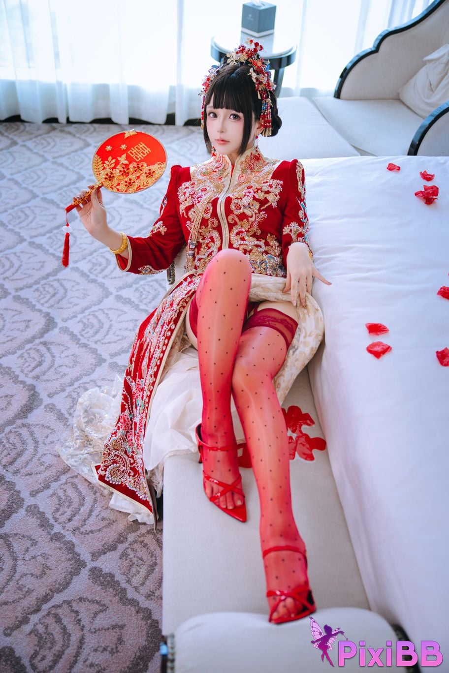 Cosplayer Hinajiao bridal chamber flowers and candles PixiBB.COM 159