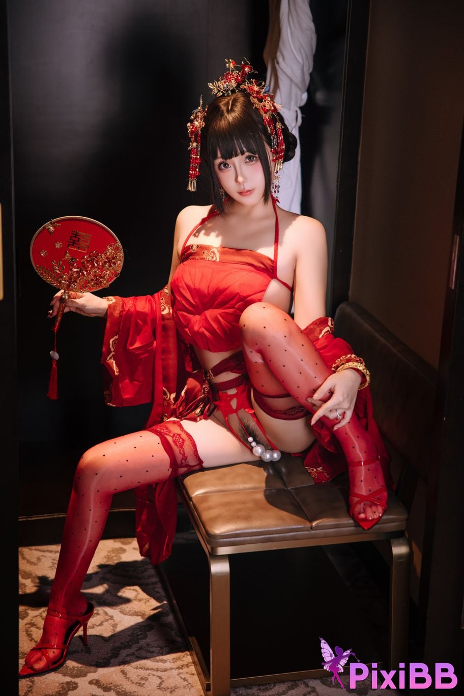 Cosplayer Hinajiao bridal chamber flowers and candles PixiBB.COM 164