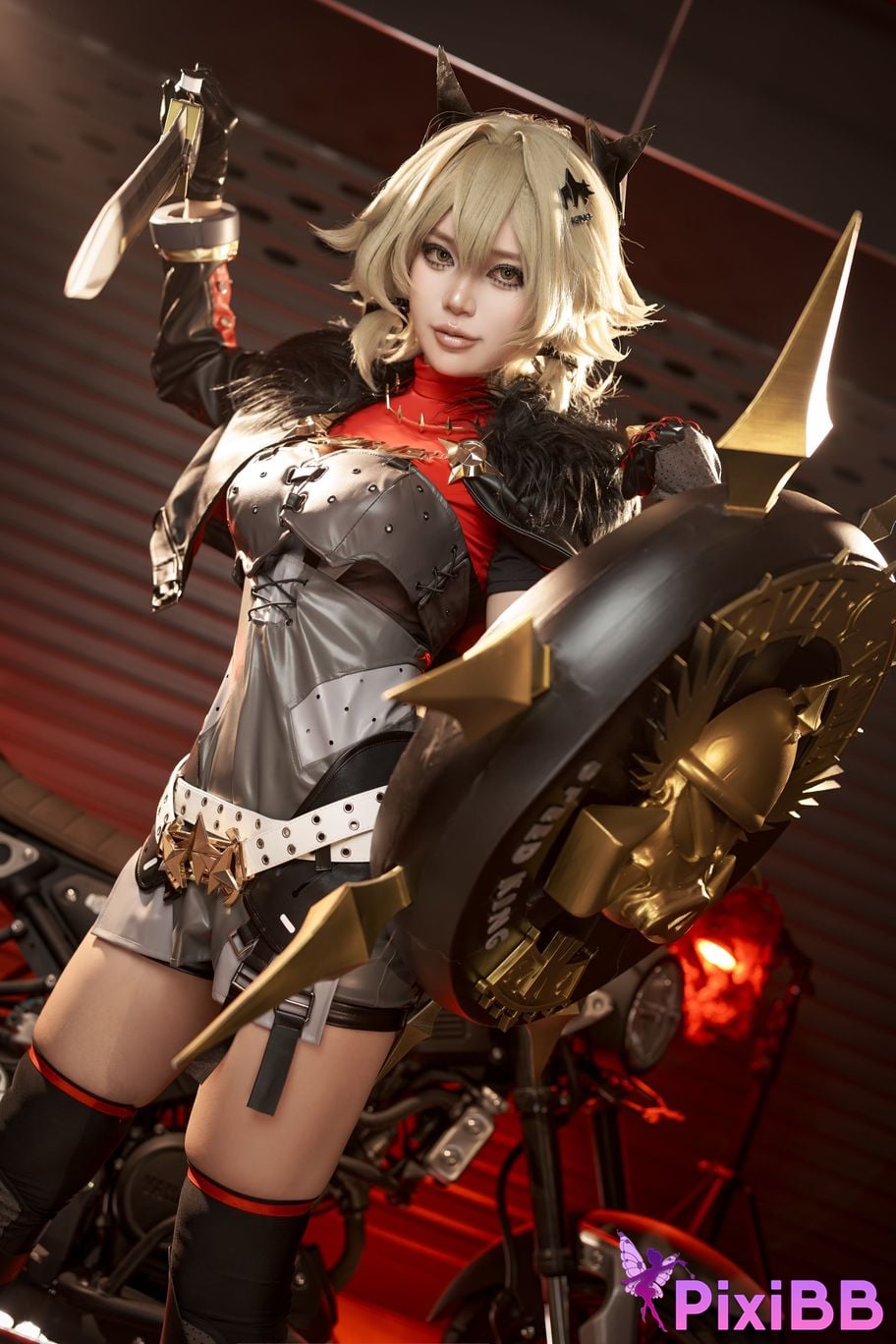 Cosplayer ZinieQ Caesar King PixiBB.COM 001