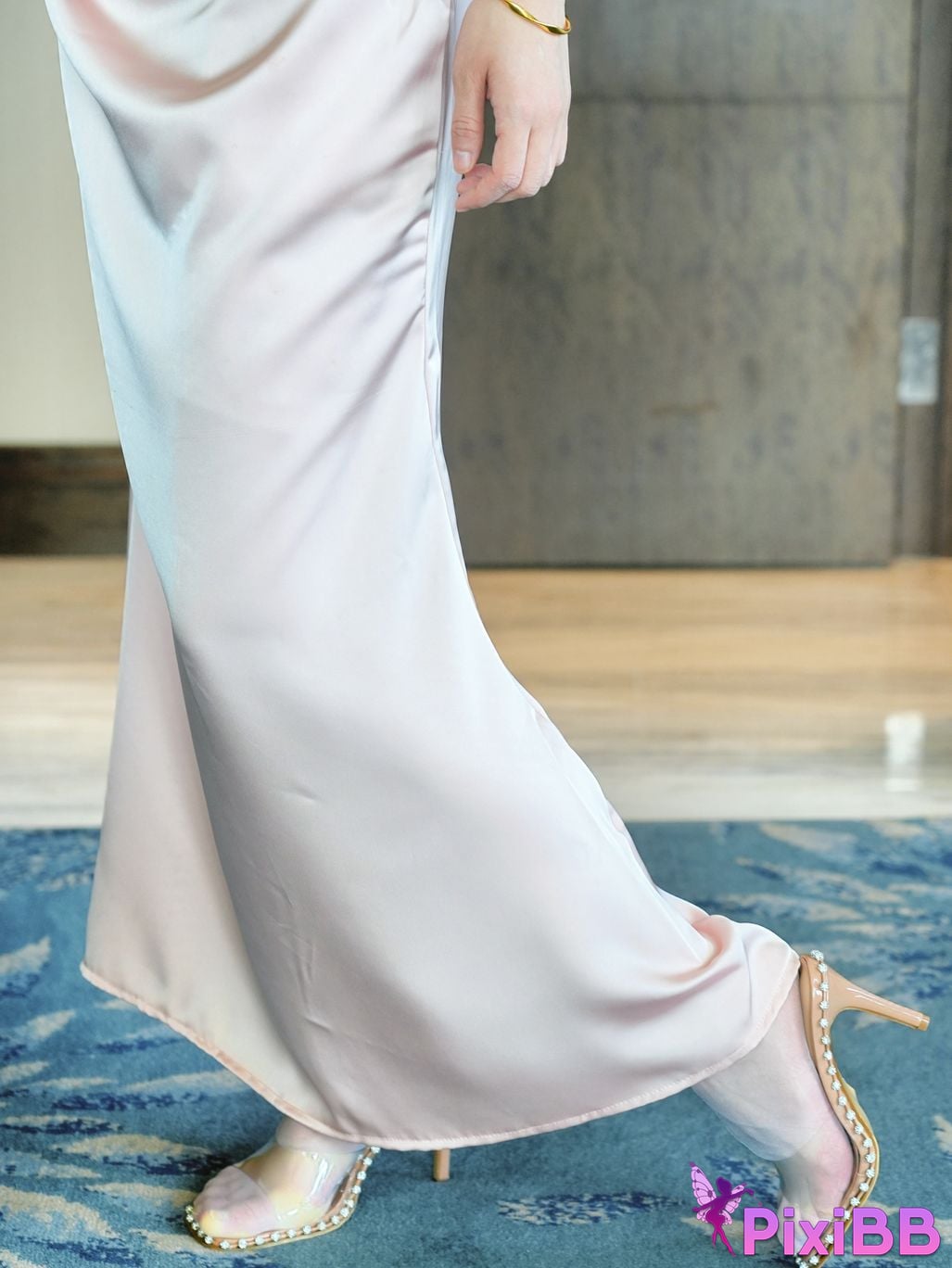 XR Uncensored Li Shuanger R18 XIUREN model The temptation under the light pink dress PixiBB.COM 056