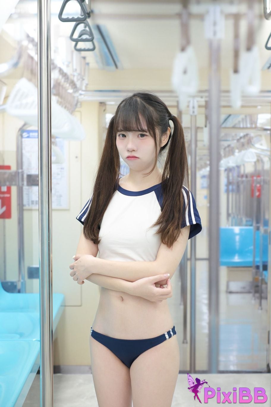 Cosplayer Cocoa Little White Rabbit High school junior high students on the train PixiBB.COM 055