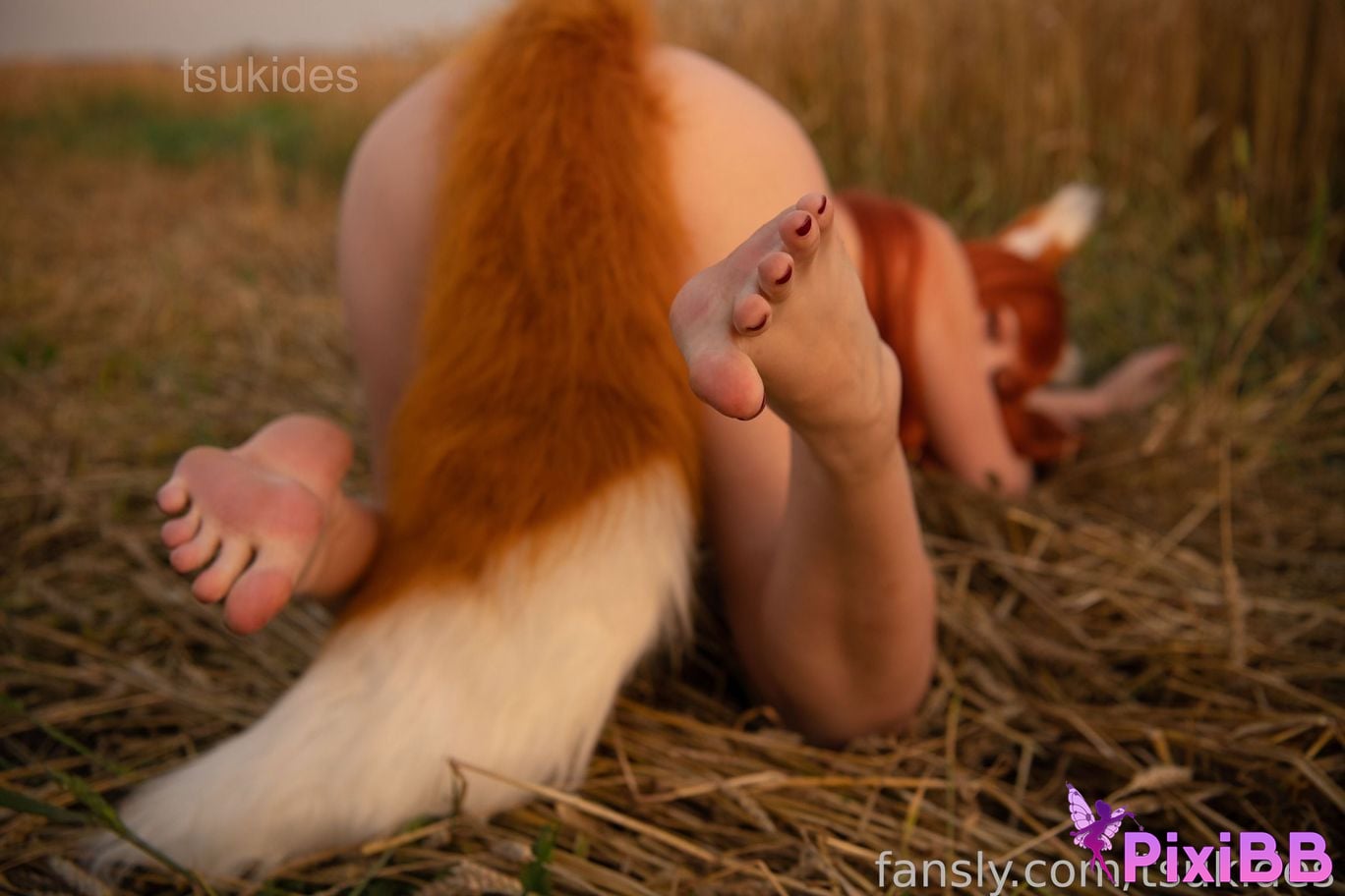 Tsuki Desu Holo PixiBB.COM 18