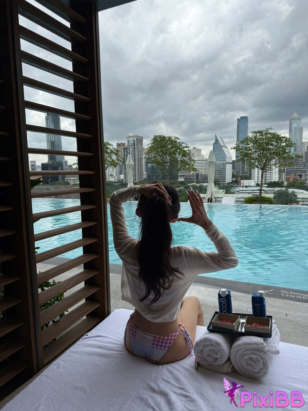 roo8888s Nizi Douyin super beauty contrast blogger The looks and figure are really great PixiBB.COM 010