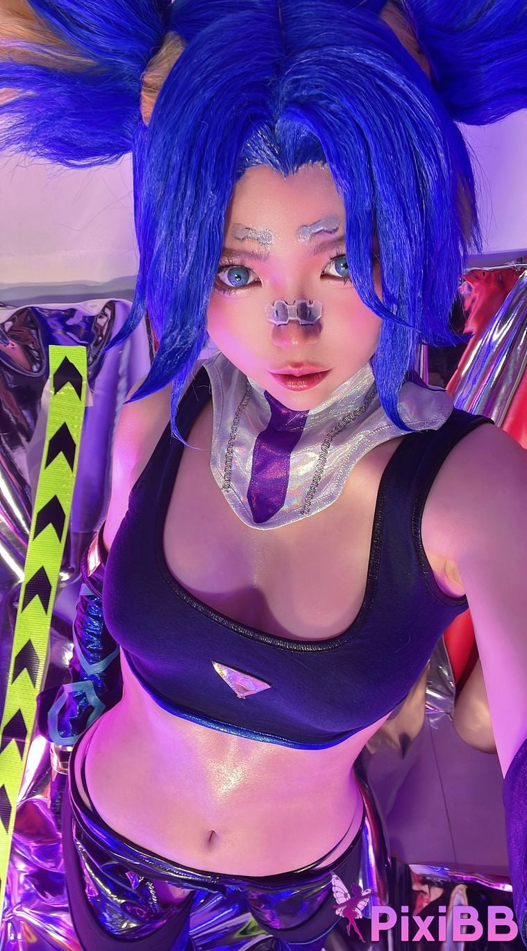 Cosplayer ZinieQ Valorant Fearless Contract neon S PixiBB.COM 034