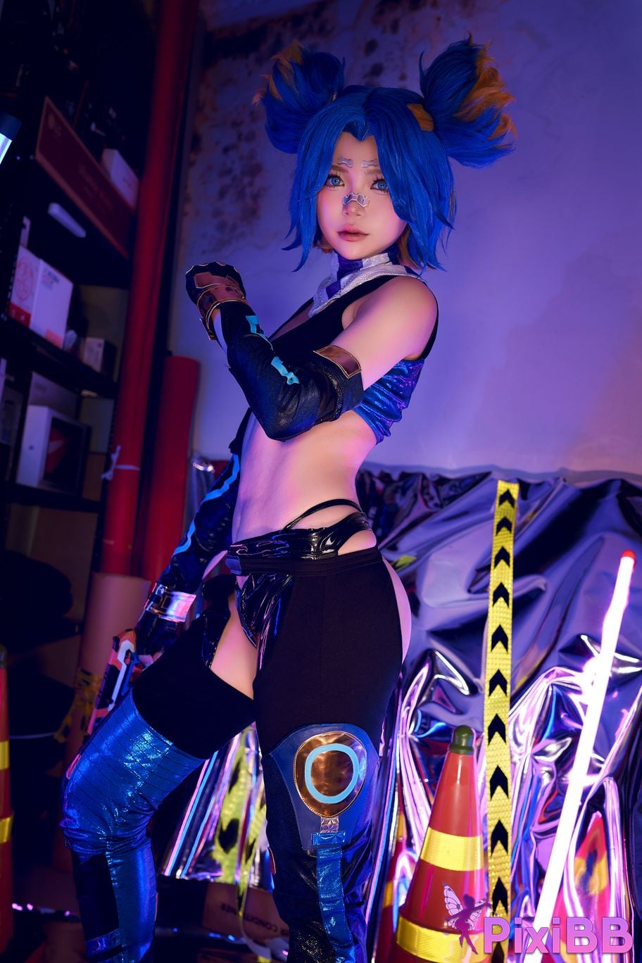 Cosplayer ZinieQ Valorant Neon PixiBB.COM 001