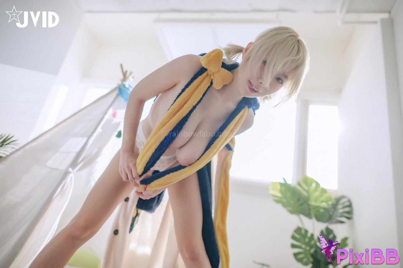 JVID Li Fei Er Bu Ai Chuan Yi Fu De Ju Ru You Huo Bei Chong Zhuang Huang Dong Rang Ren Xie Mo Pen Zhang PixiBB.COM 001