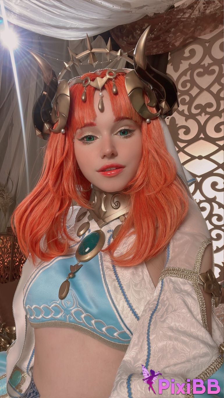 10 Shirogane Nilou selfies 10