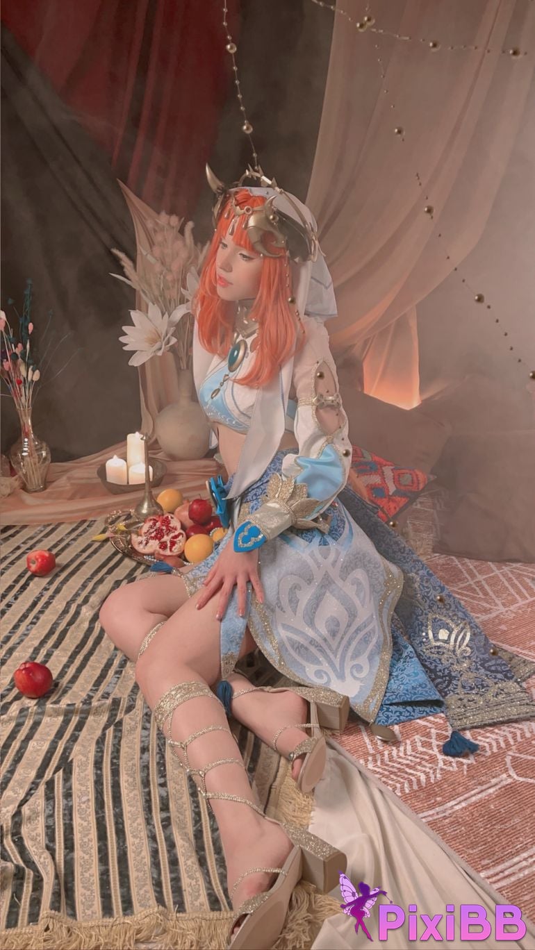 23 Shirogane Nilou selfies 23