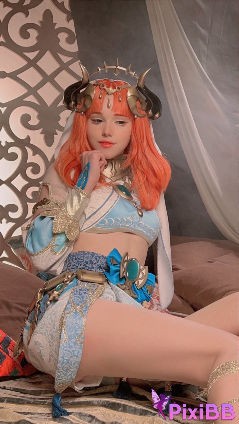 30 Shirogane Nilou selfies 30