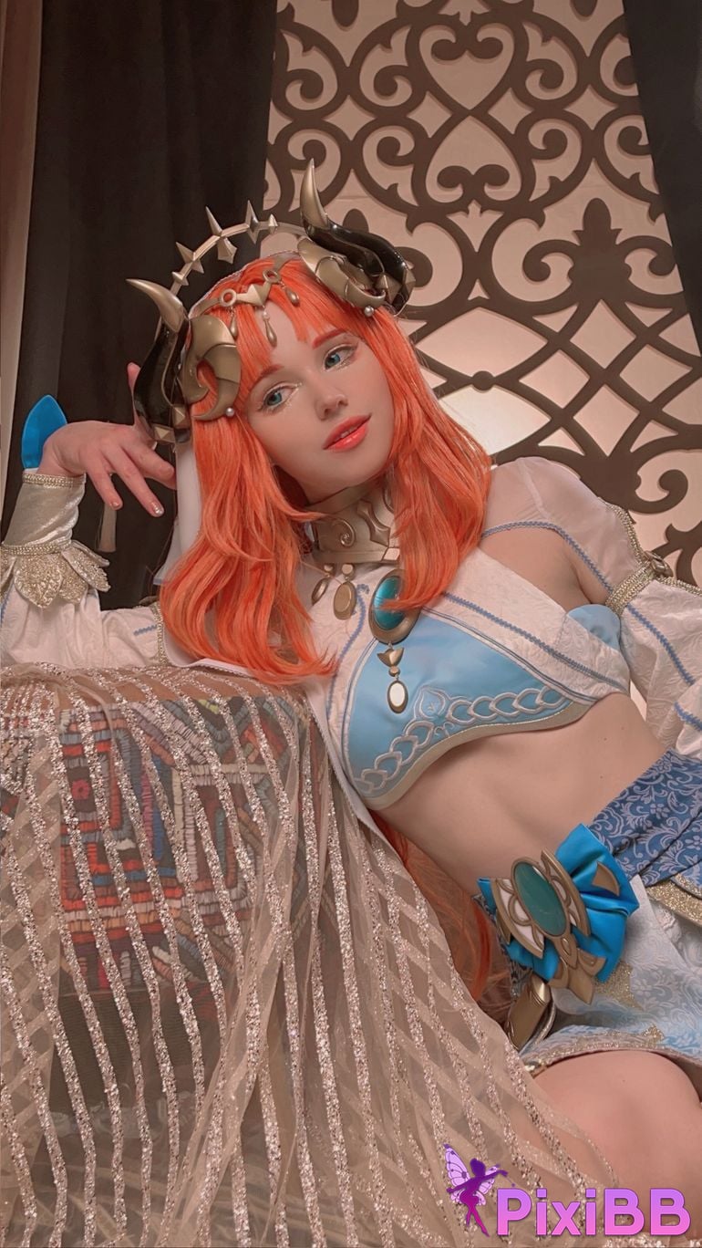 39 Shirogane Nilou selfies 39