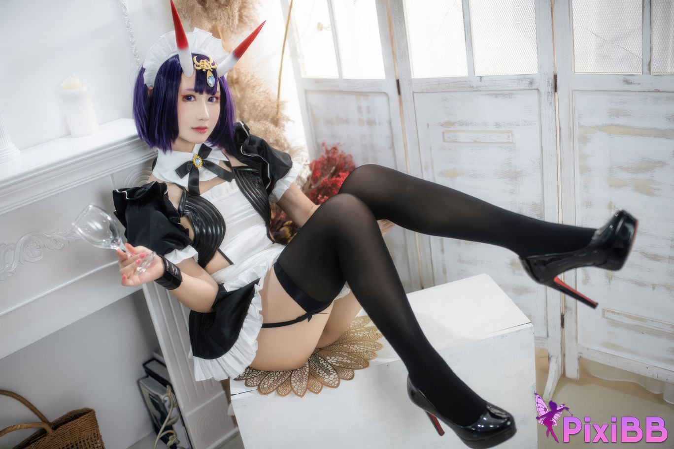 Cosplayer Mimi Hanyu FGO Drinking girl maid PixiBB.COM 015